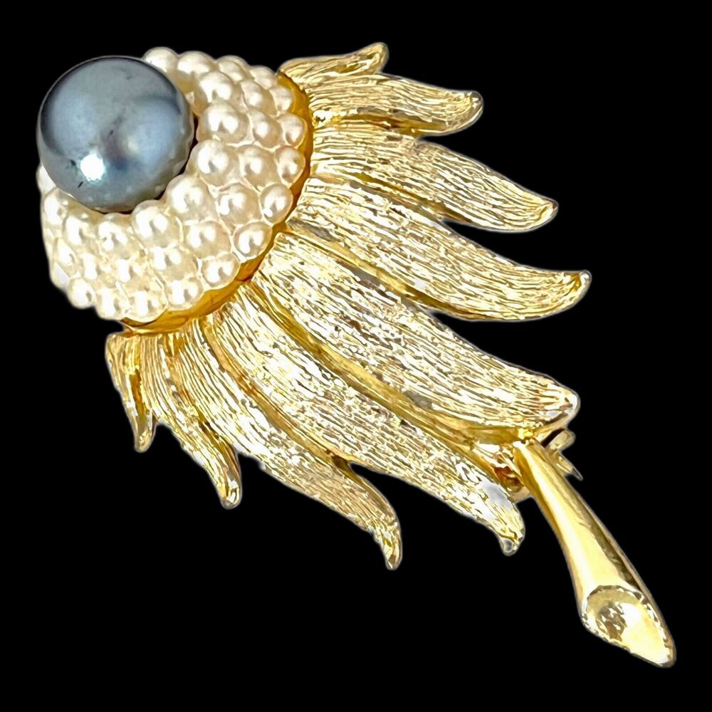 Vintage 1960s Brooch Gold Tone Black Faux Pearl Flower Brooch  - 3A
